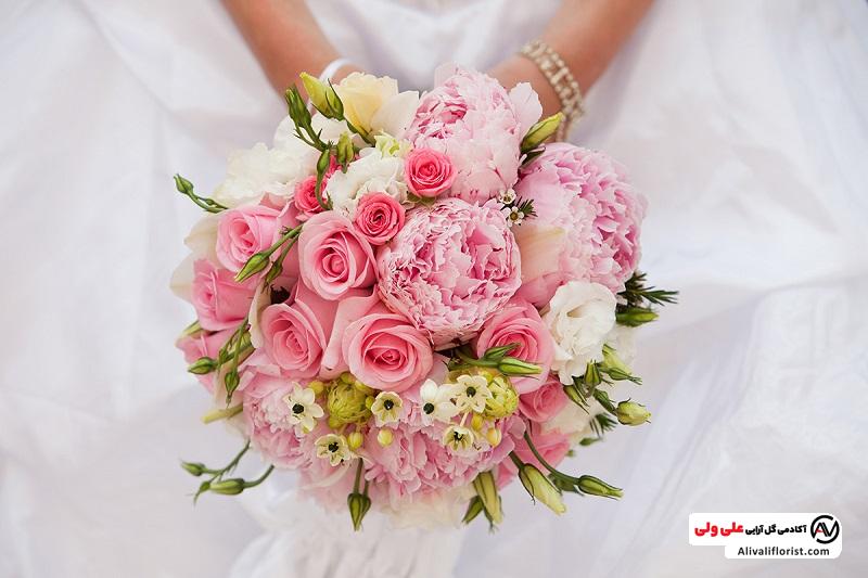 دسته گل عروس با گل های رز صورتی