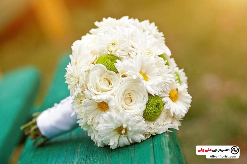دسته گل عروس با گل های سفید