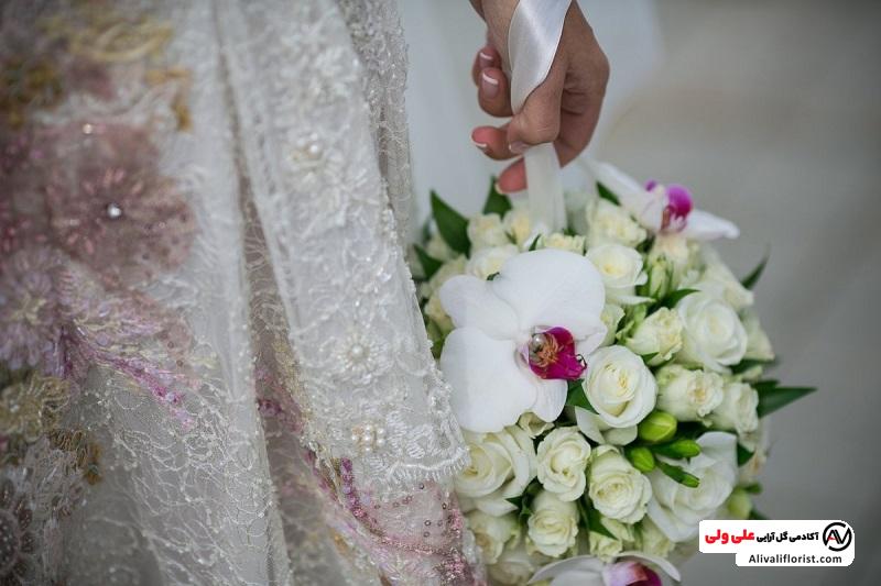 مدل دسته گل زمستانی عروس با رز و ارکیده سفید